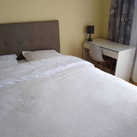 Chez Myla Chambre Avec Tv Ecran Plat Et Salle De Bain Privative ブールジュ エクステリア 写真