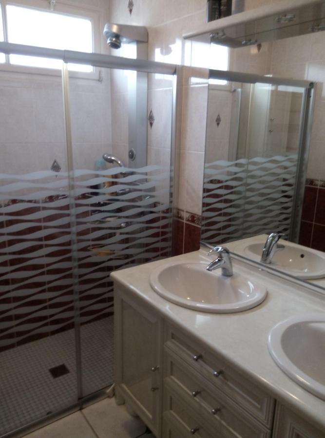 Chez Myla Chambre Avec Tv Ecran Plat Et Salle De Bain Privative ブールジュ エクステリア 写真