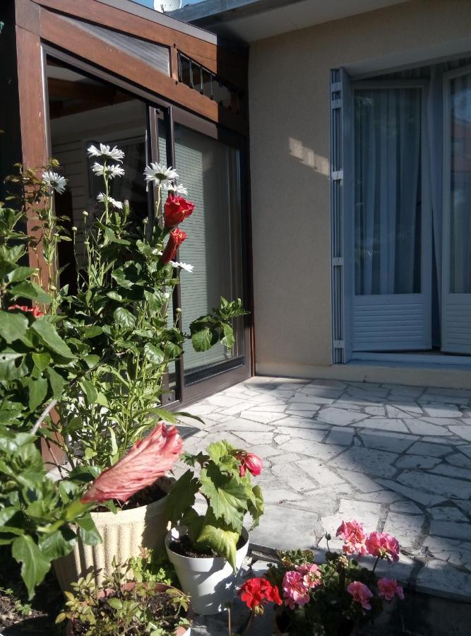 Chez Myla Chambre Avec Tv Ecran Plat Et Salle De Bain Privative ブールジュ エクステリア 写真