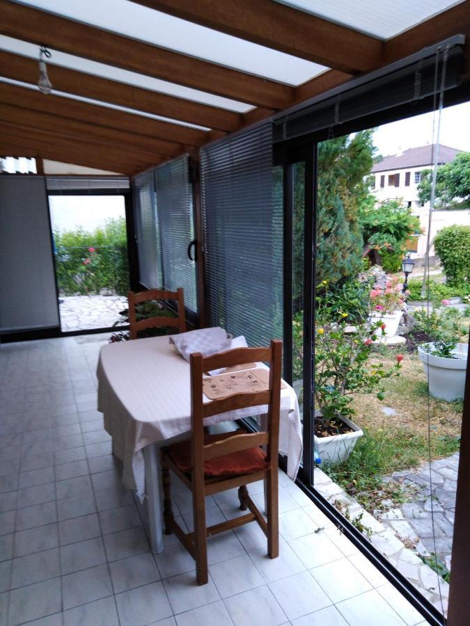 Chez Myla Chambre Avec Tv Ecran Plat Et Salle De Bain Privative ブールジュ エクステリア 写真