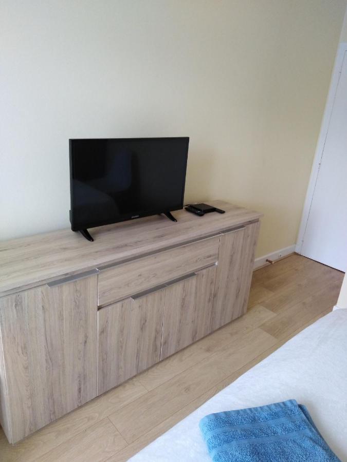 Chez Myla Chambre Avec Tv Ecran Plat Et Salle De Bain Privative ブールジュ エクステリア 写真